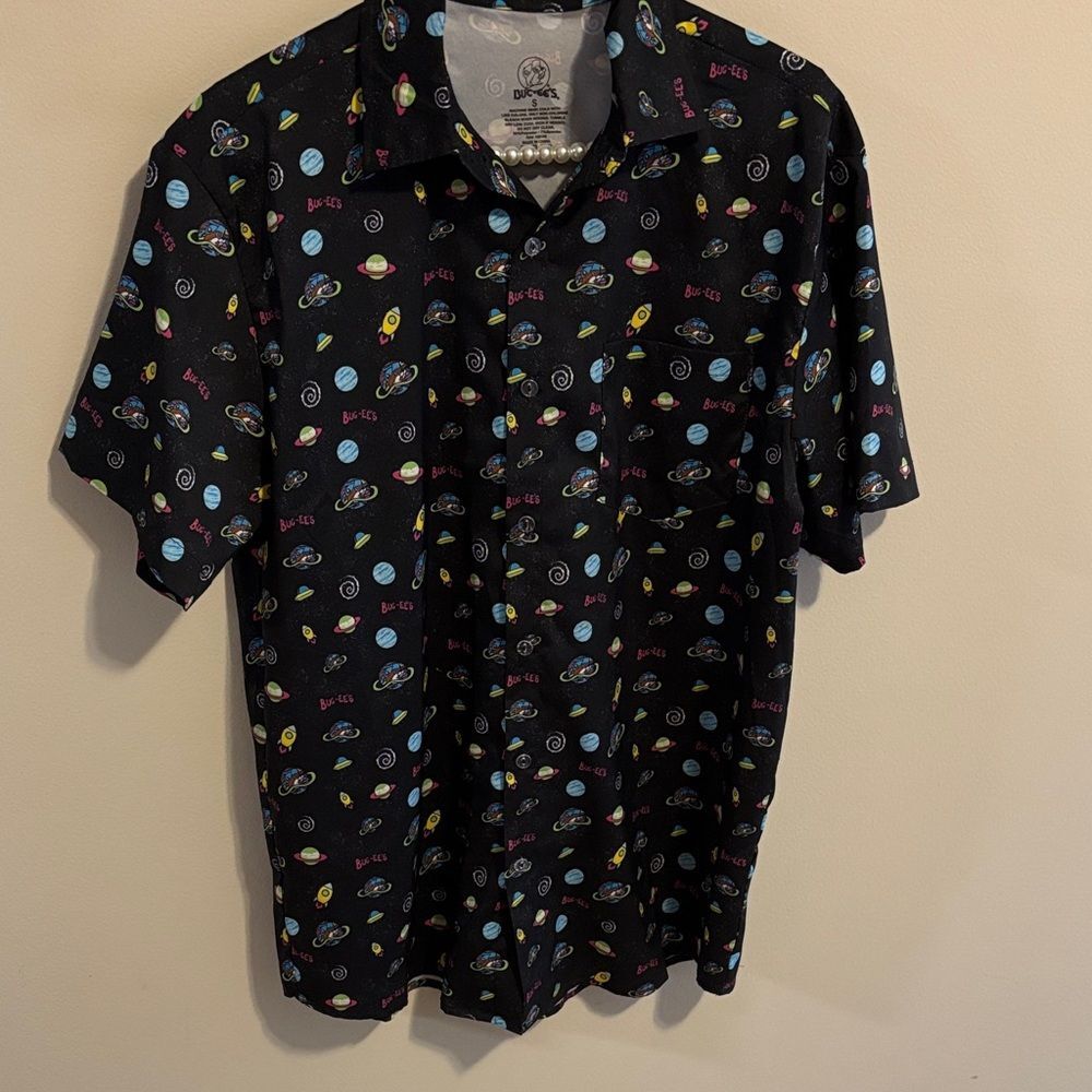 BUC-EE’S SHORT SLEEVE BUTTON UP SHIRT OUTER SPACE THEME MENS SIZE SMALL